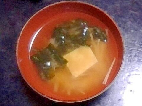 えのき・生わかめ・絹ごし豆腐の味噌汁